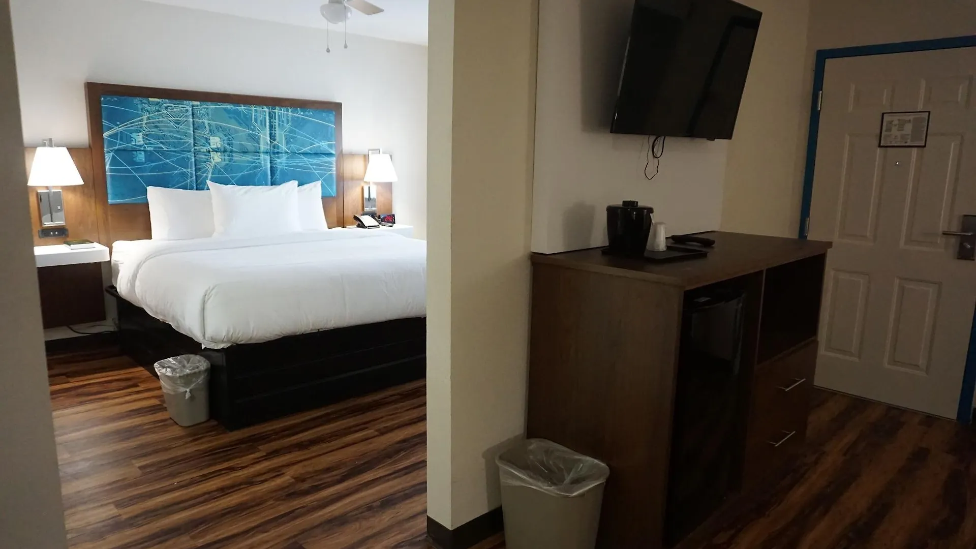 Red Lion Inn & Suites Nashville Airport 2*,