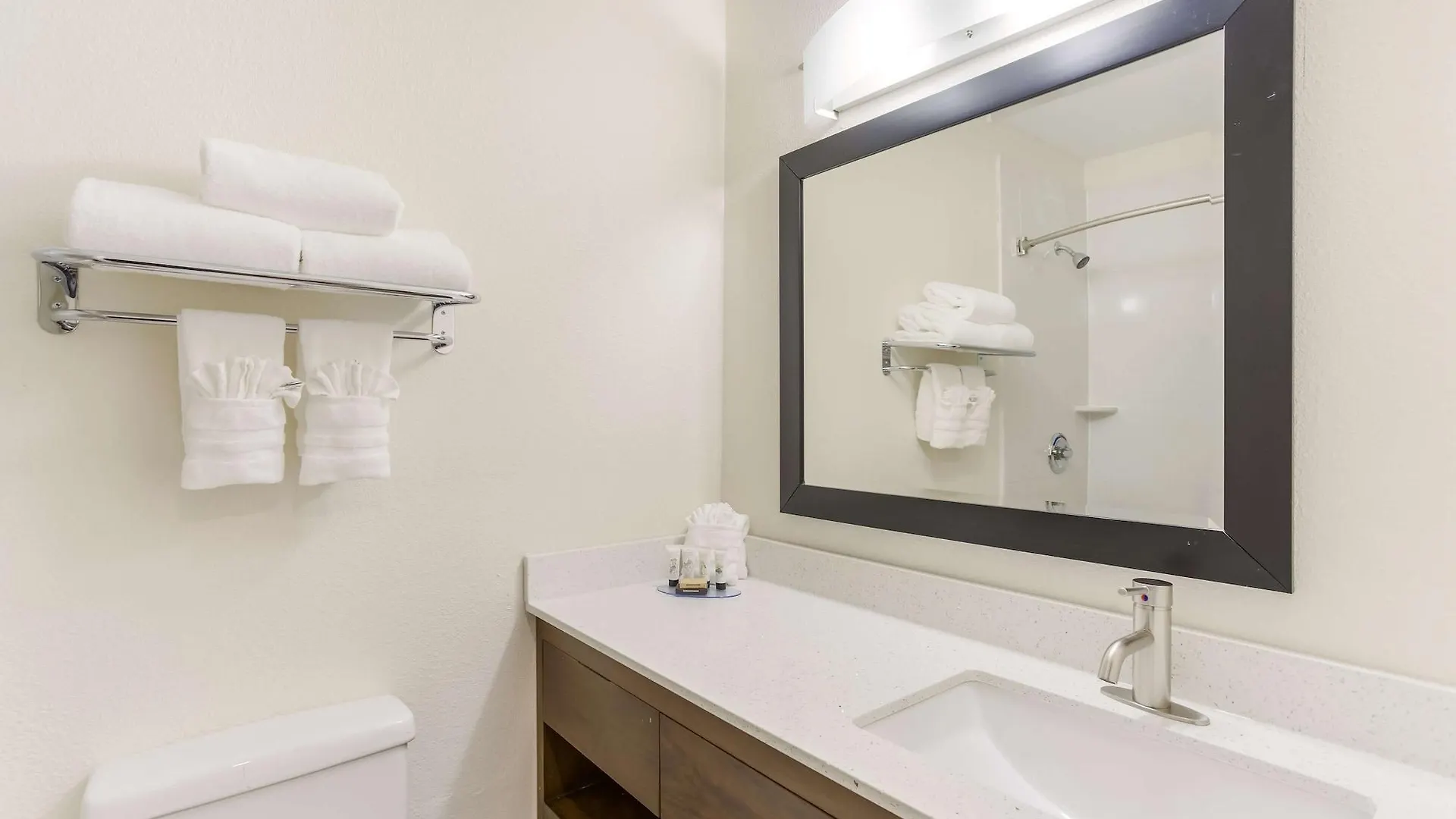 Red Lion Inn & Suites Nashville Airport